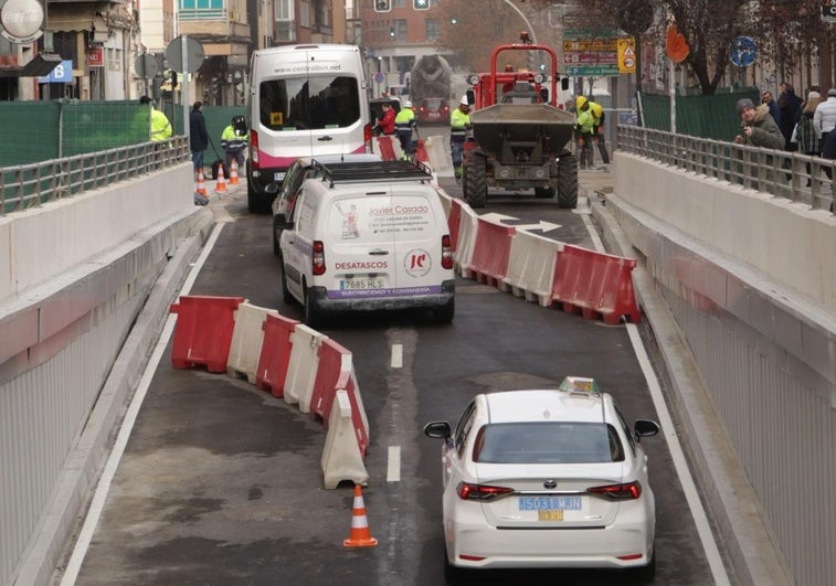 Vehículos salen del túnel de Labradores en dirección al centro.