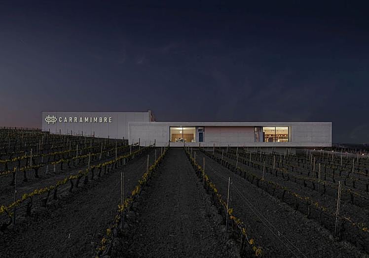 Vista nocturna del edificio social.