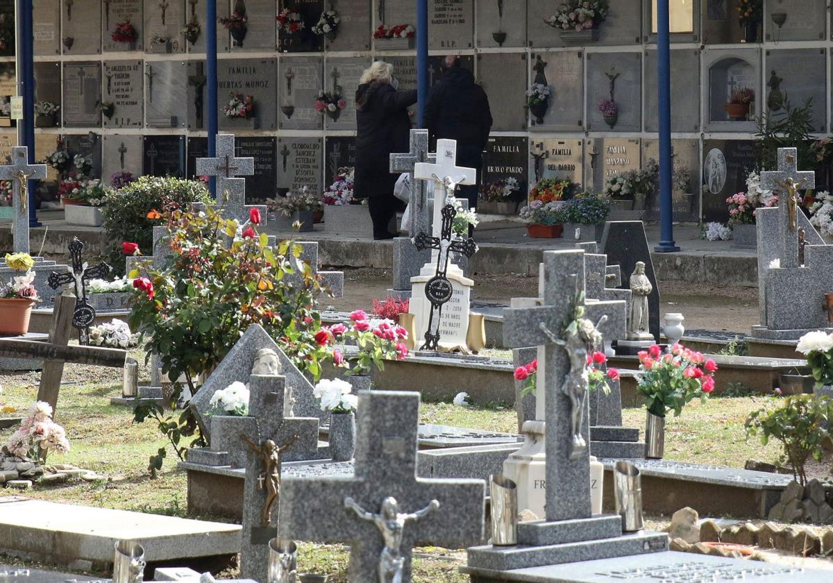 Lápidas en el cementerio municipal de la ciudad de Segovia.