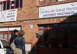 Dos personas acceden al centro de salud mental Antonio Machado.