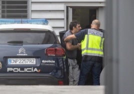 La Policía lleva a dependencias policiales al sospechoso de matar a Mónica.