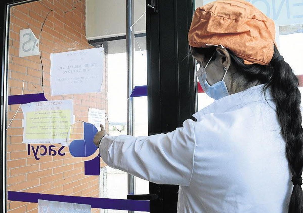 Daños en la puerta del centro de salud de Renedo, tras la agresión en agosto de 2020.