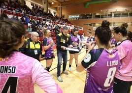 Salva Puig, técnico del Caja Rural, instruye a sus jugadoras durante un tiempo muerto del partido.