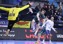 Lanzamiento de un jugador del Nava durante el partido ante Granollers.