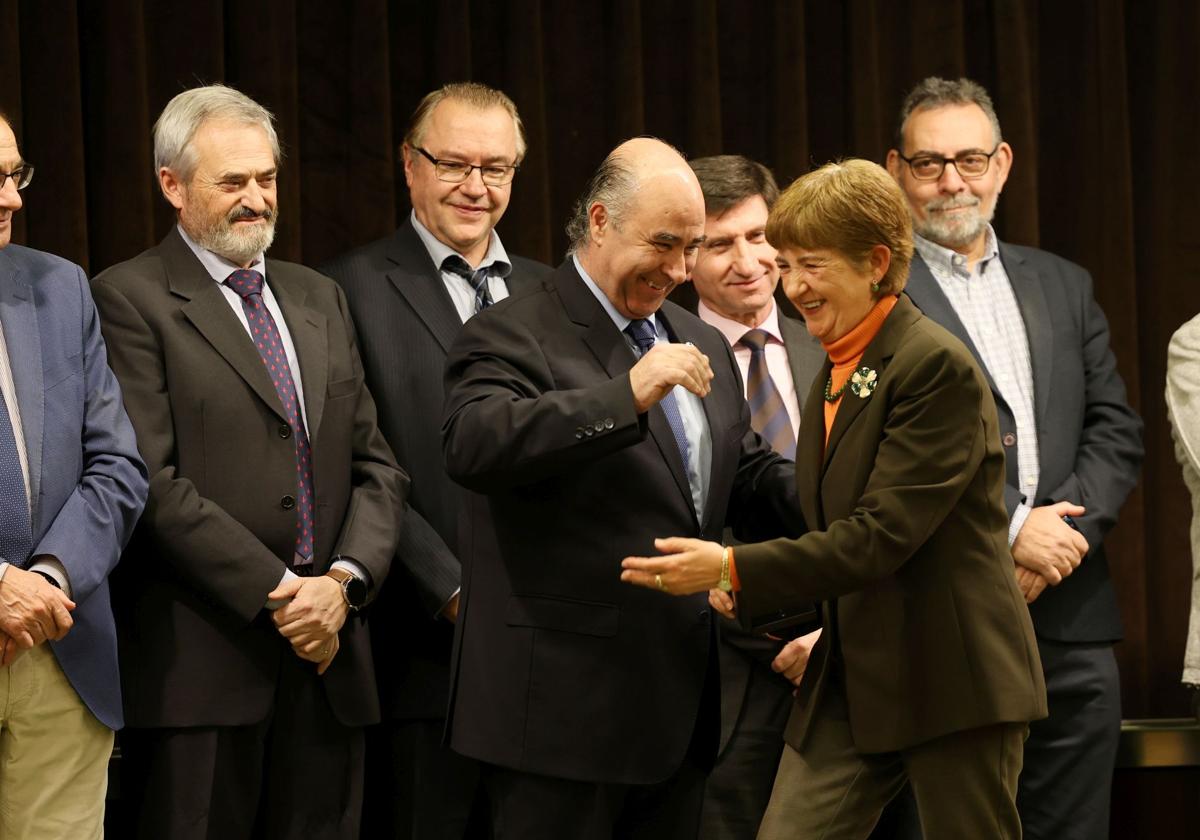 El jefe del Servicio de Fomento, Teodoro Ozarín, felicita a una empleada.