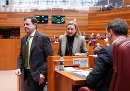 El consejero de Economía y Hacienda conversa con el presidente de la Junta en un pleno de las Cortes.