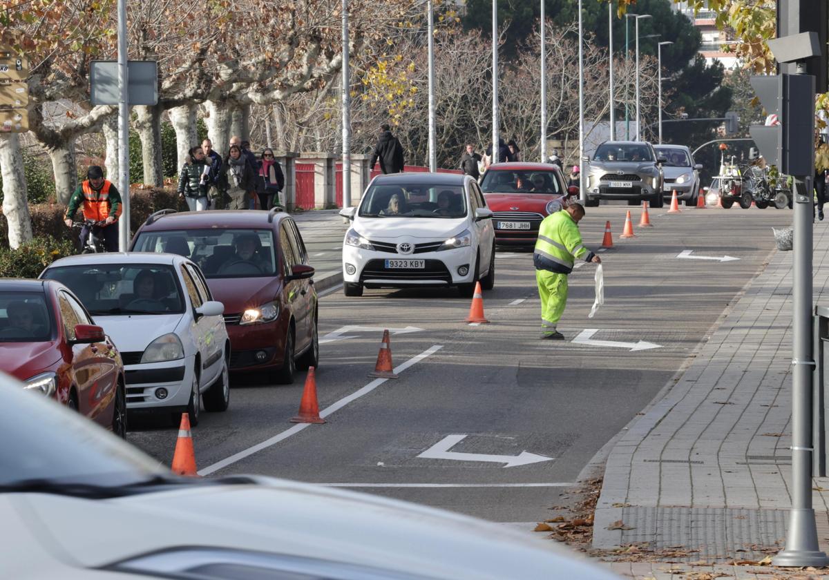Los operarios pintan las marcas viales en la calzada del puente de Poniente.