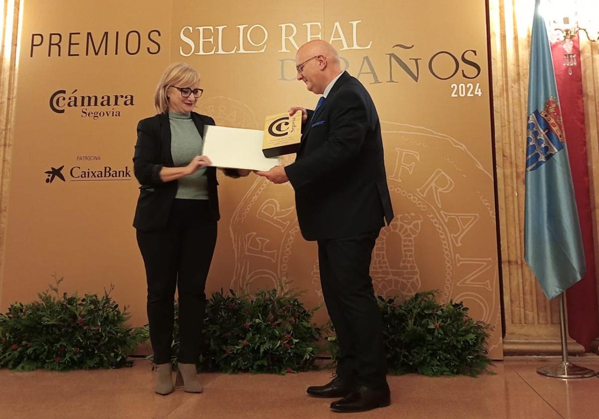 Guillermo Herrero, de Librería Cervantes, recoge el Premio a la Empresa Centenaria.