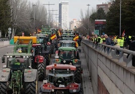 Los tractores, en la avenida de Salamanca de valladolid, durante una de las priemras manifestacioens en febrero.