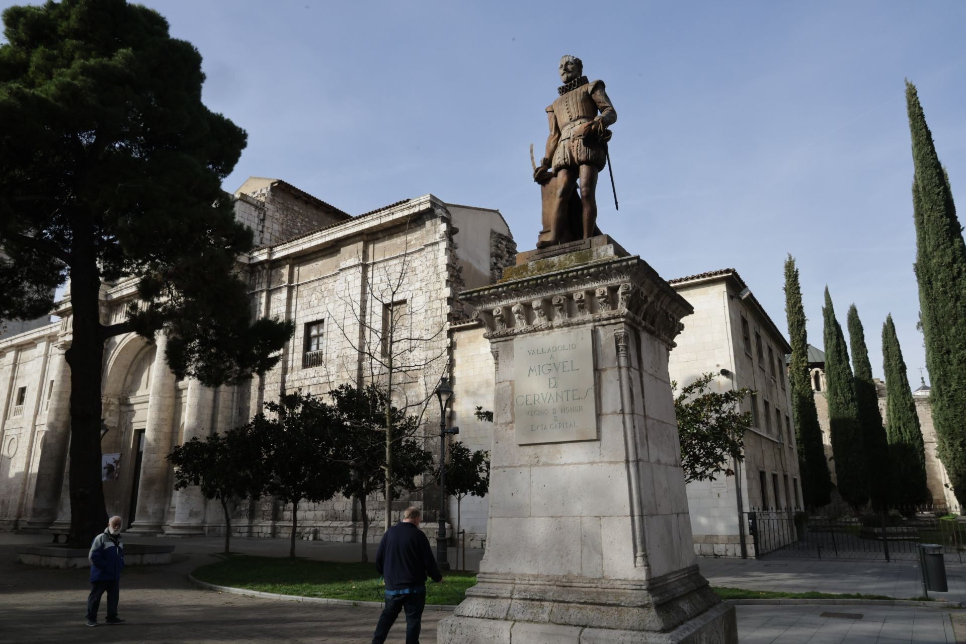 Un recorrido en imágenes por la Plaza de la Universidad