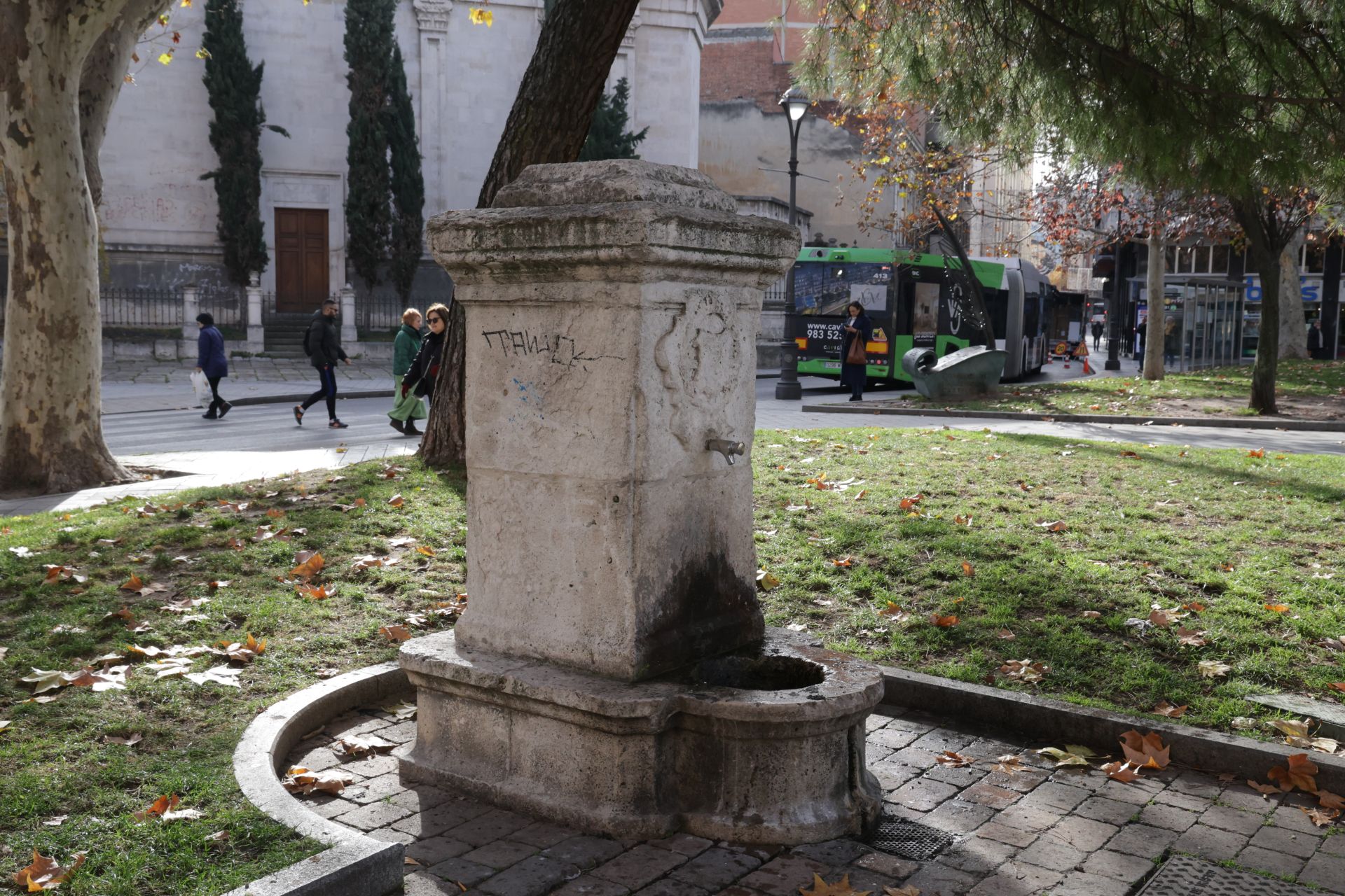 Un recorrido en imágenes por la Plaza de la Universidad