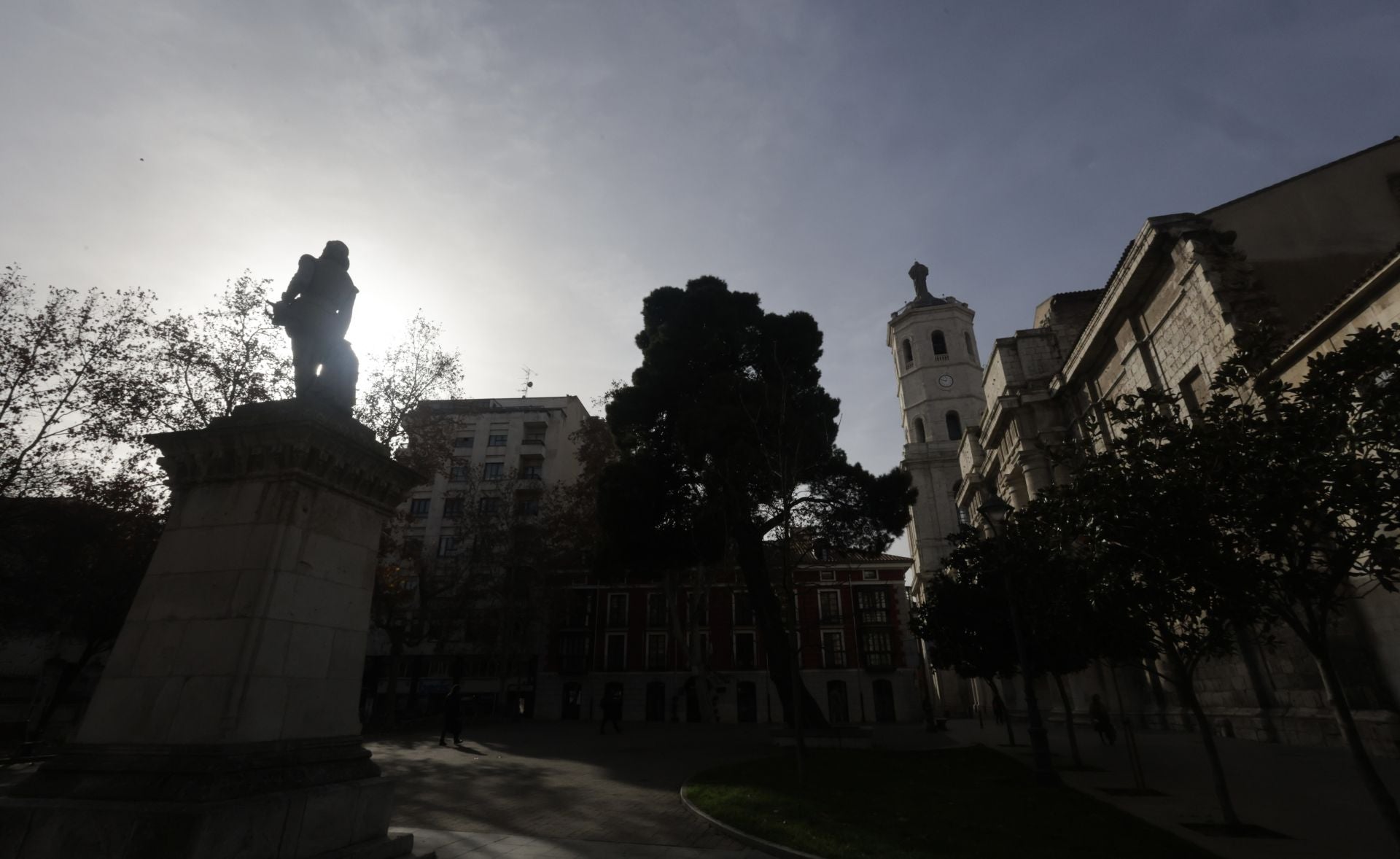 Un recorrido en imágenes por la Plaza de la Universidad