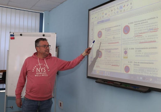 El presidente de la Asociación Provincial de Autoescuelas de Palencia, Carlos Cantera, durante una clase.