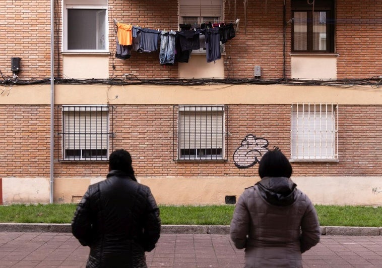 Estrella y María, dos mujeres con dificultades para hallar una vivienda de alquiler, en una calle de La Rondilla.