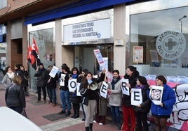 Protesta de la plantilla en la puerta de la sede de Médicos del Mundo, en la calle Villanueva.