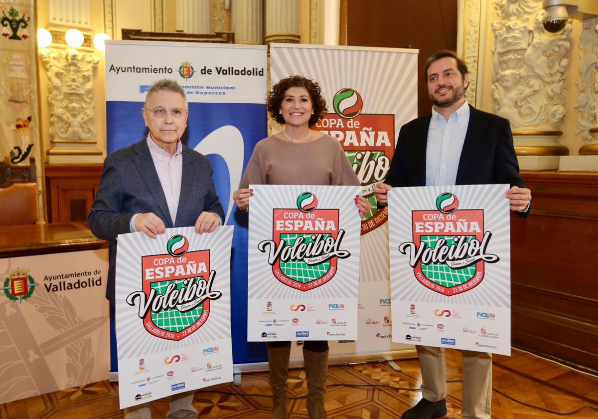 El presidente de la autonómica de voleibol, Antonio Sangrador; la concejala de Deportes, Mayte Martínez; y el presidente de la española de voleibol, Felipe Pascual, en la presentación en el Ayuntamiento.