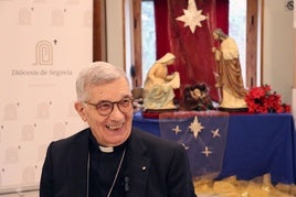 César Franco ríe durante su comparecencia ante los medios.