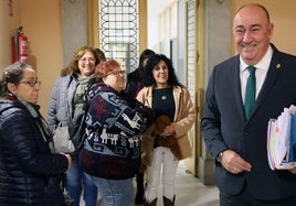 Trabajadoras del Servicio de Ayuda a Domicilio saludan al presidente provincial antes del pleno.