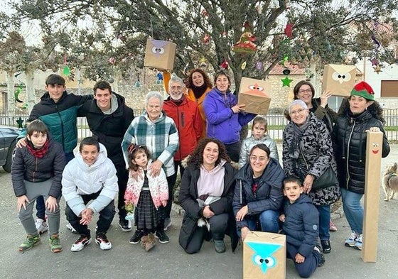 Los vecinos decorarán la encina con las manualidades navideñas preparadas durante varios días.