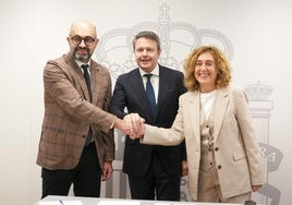 El presidente de Adif, Pedro Marco, el secretario de Estado, José Antonio Santano, y la consejera vasca de Movilidad, Susana García, tras la firma del acuerdo.