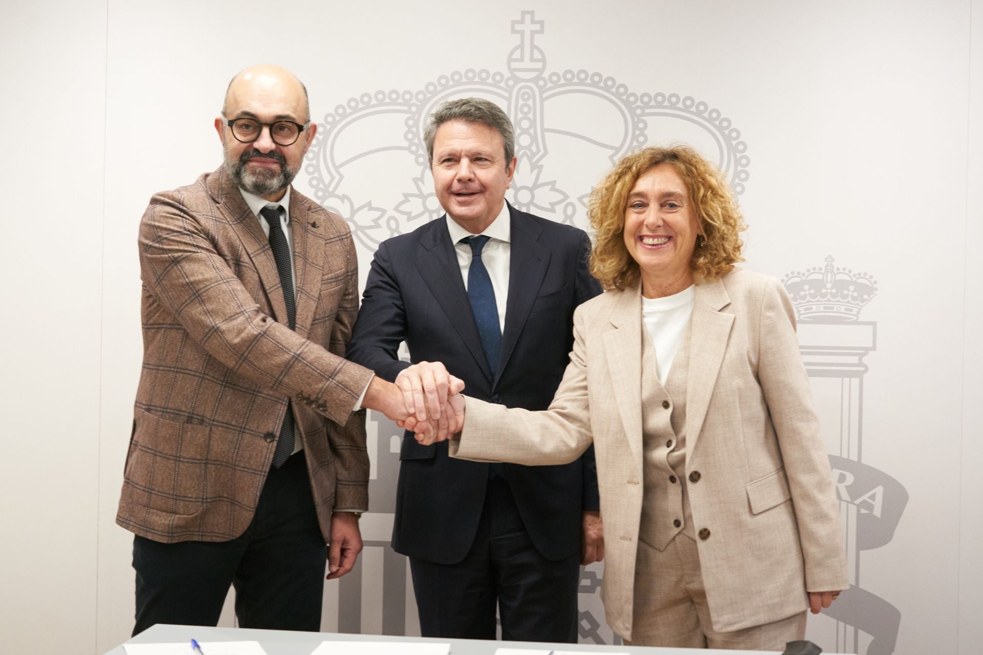 El presidente de Adif, Pedro Marco, el secretario de Estado, José Antonio Santano, y la consejera vasca de Movilidad, Susana García, tras la firma del acuerdo.