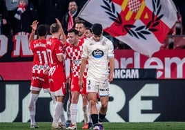 David Torres muestra su abatimiento mientras los jugadores del Girona celebran el 3-0, obra de Danjuma