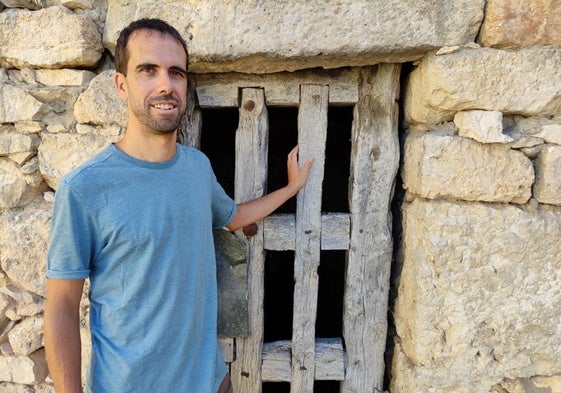 Alfredo Sanz, a la puerta de una bodega tradicional.