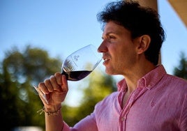 Juan Carlos Higuero cata un vino