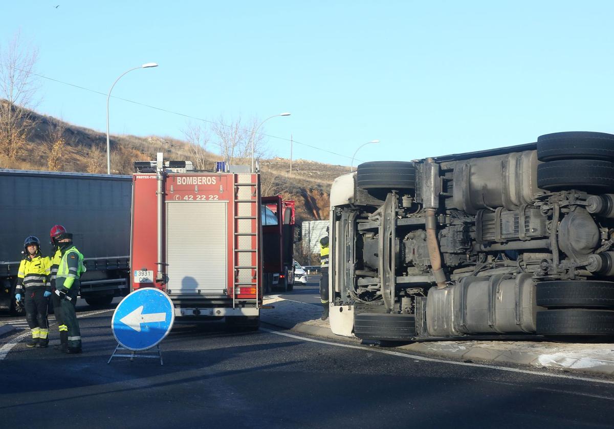 Accidente de un camión en la rotonda de Tejadilla.