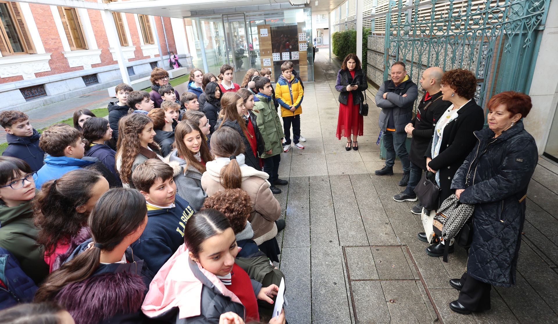 Los alumnos de La Salle descubren la Plaza de Abastos