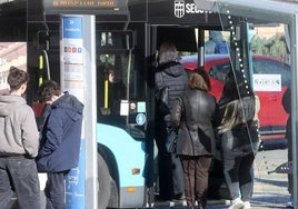 Usuarios del transporte urbano.