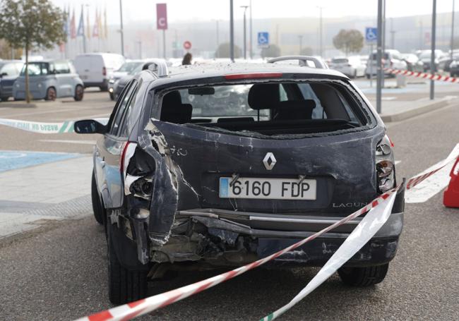 Estado en el que quedó el coche tras impactar con la puerta de acceso.