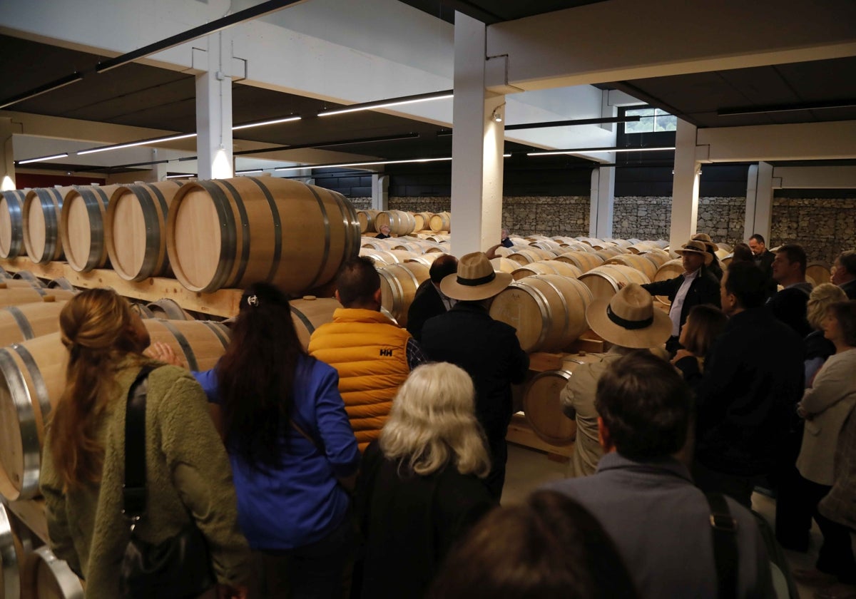 Visita a la sala de barricas de una bodega.