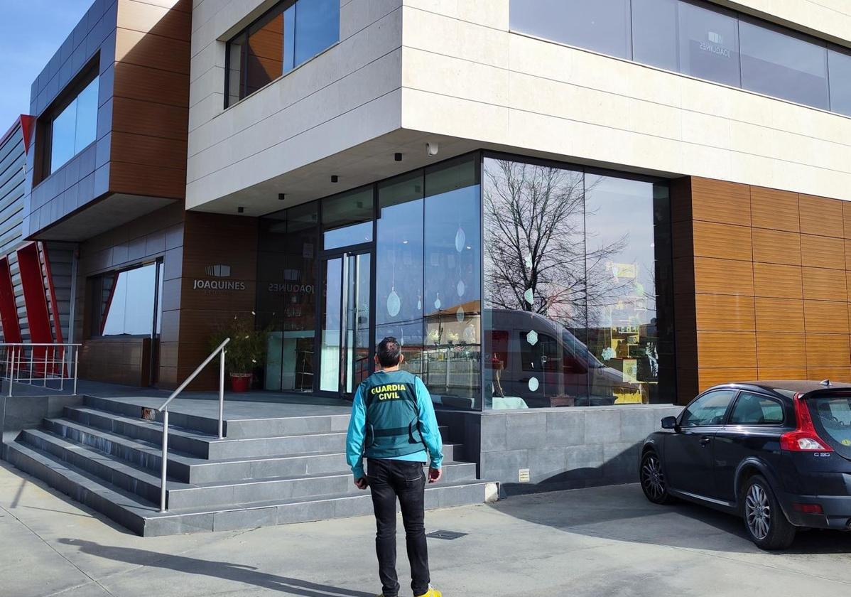 Agentes de la Guardia Civil en la planta objeto del robo.