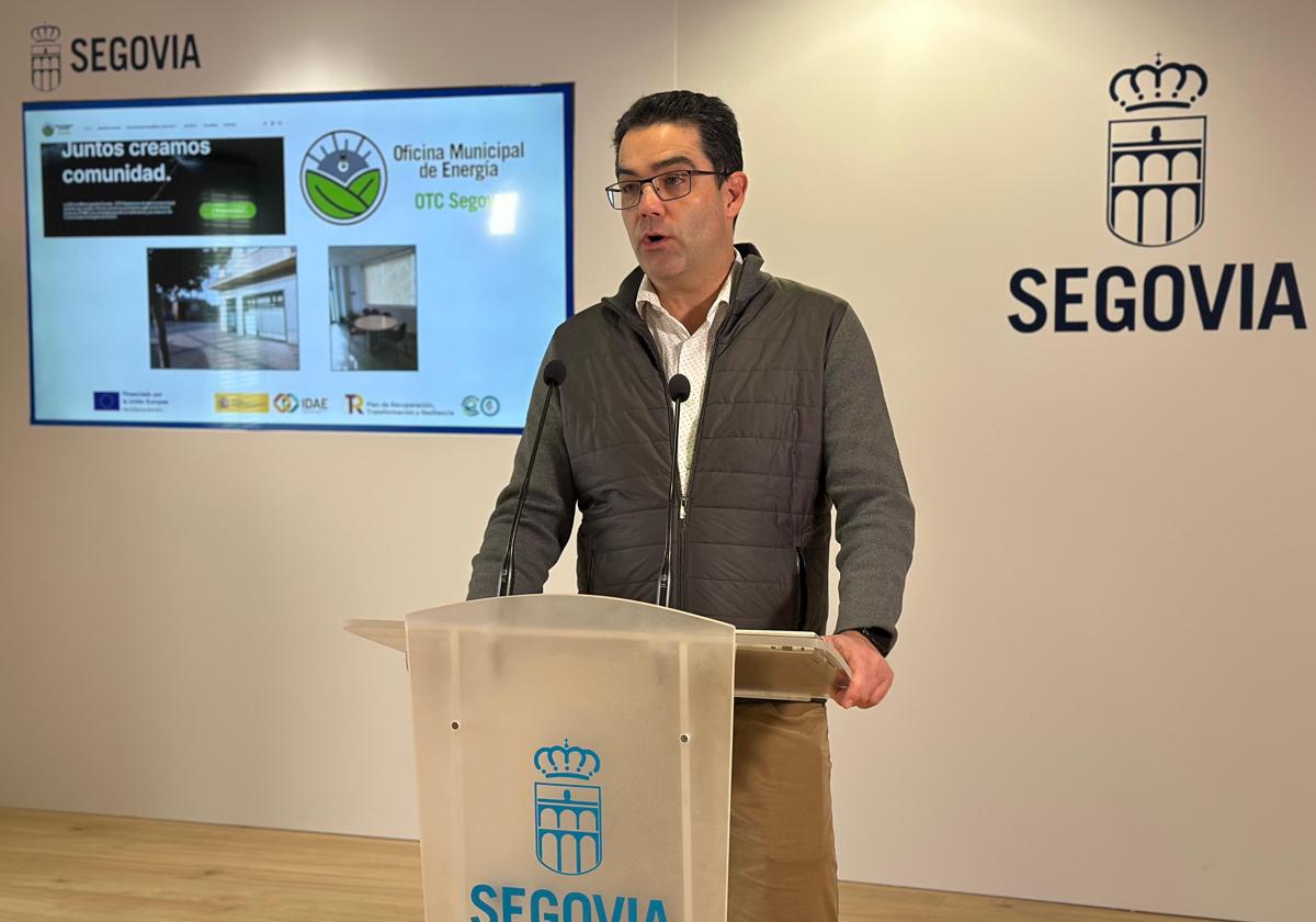 El concejal José Luis Horcajo presenta la nueva Oficina Municipal de Energía.