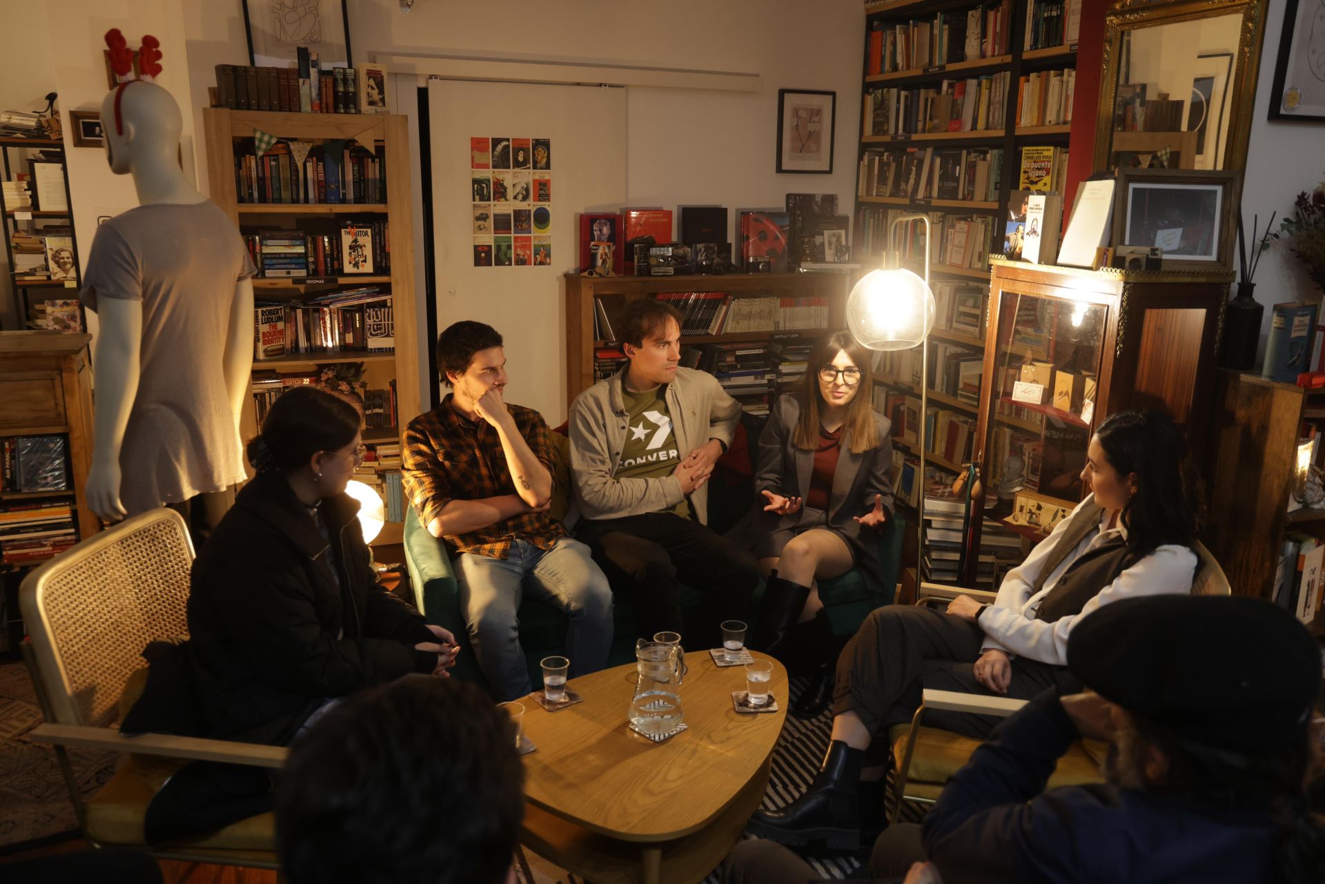 Carmen Salamanqués, Iván Tomé, Juan Navarro, Jenifer Santarén y María Benito, en la tertulia de 'La Perecquiana'.