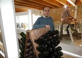 Víctor Fernández, en el interior del Museo Provincial del Vino.