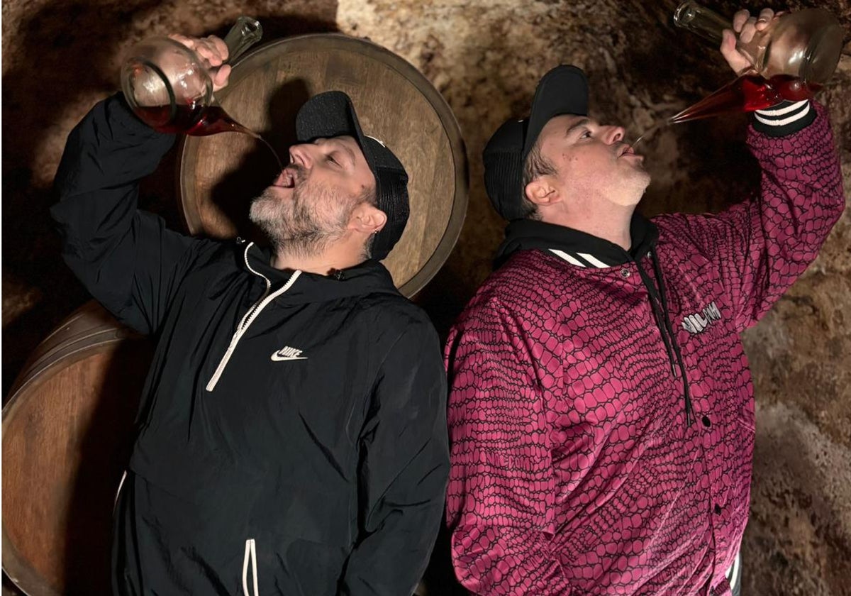 Sito y Popi, en plena demostración del arte de beber clarete a porrón.