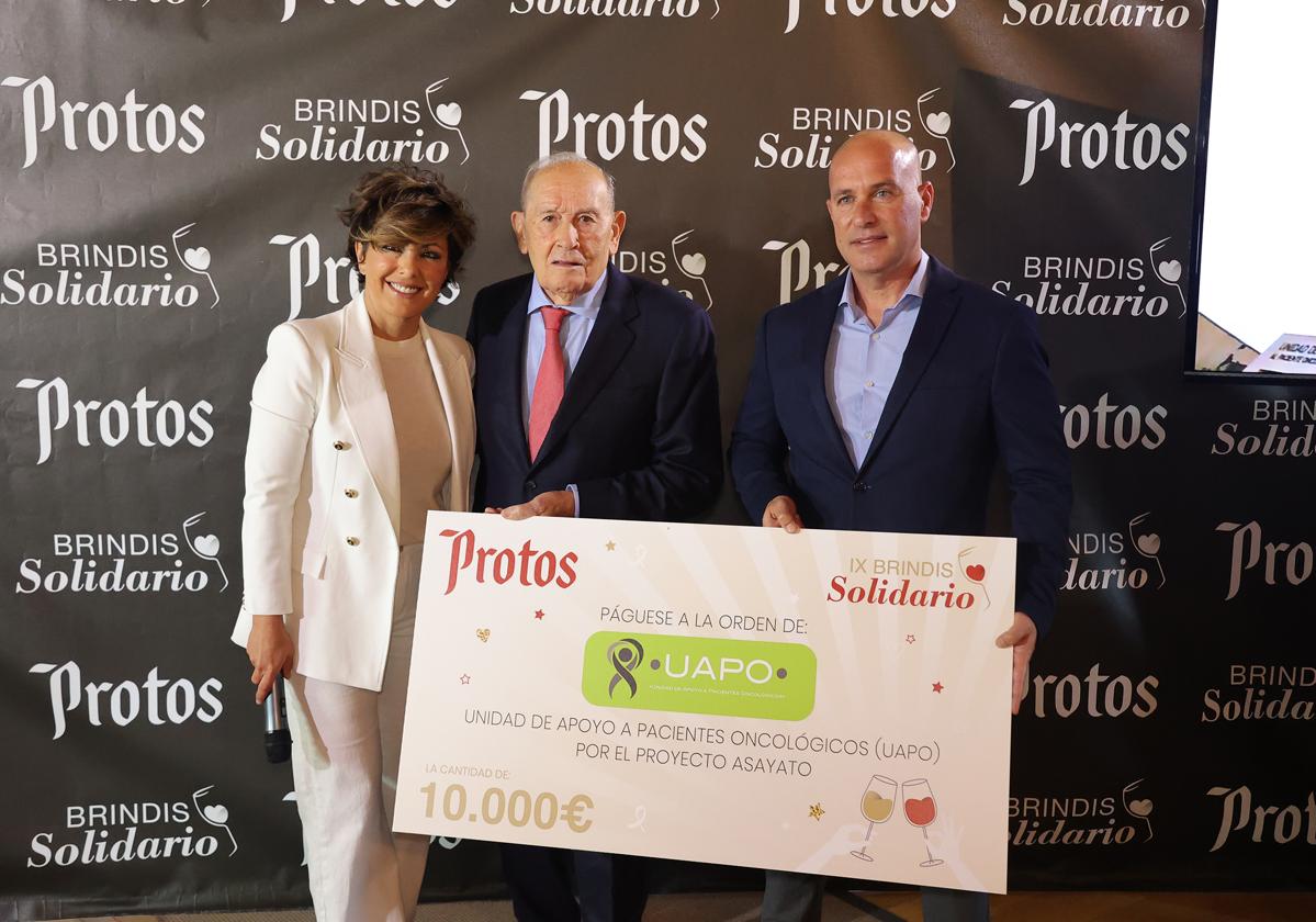 Sonsoles Ónega, Edmundo Bayón, presidente de Bodegas Protos, y Javier Cánovas, director de la Fundación UAPO.