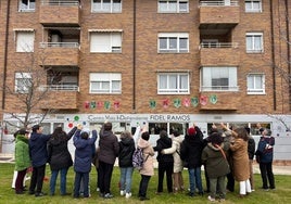 Personas frente al Centro Vida Independiente de la Fundación San Cebrián.