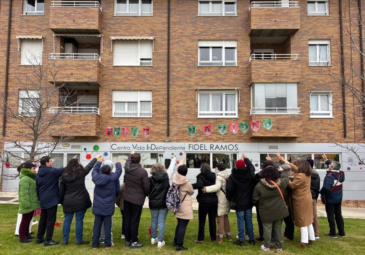 Personas frente al Centro Vida Independiente de la Fundación San Cebrián.