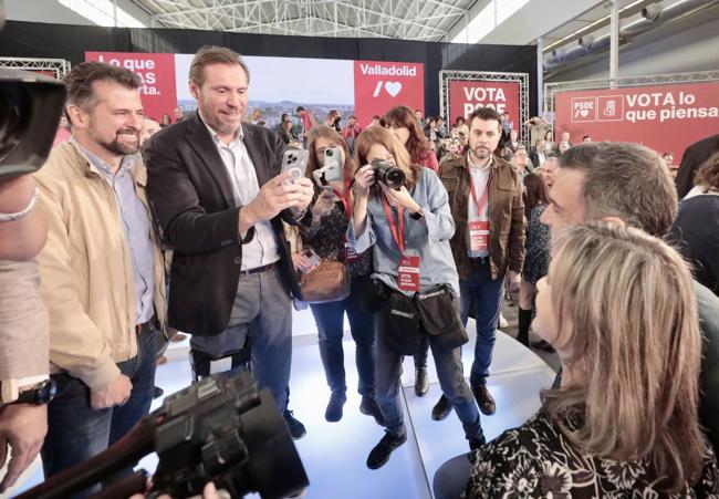 Óscar Puente saca una foto a Pedro Sánchez en presencia de Luis Tudanca, en un mitin celebrado en Valladolid en mayo de 2019.