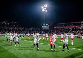 Salida de los jugadores del Real Valladolid y Girona al césped de Montilivi.