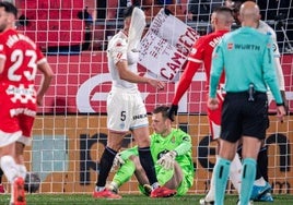 Javi Sánchez se tapa la cara con la camiseta ante un desolado Karl Hein tras uno de los goles encajados por el Real Valladolid ante el Girona