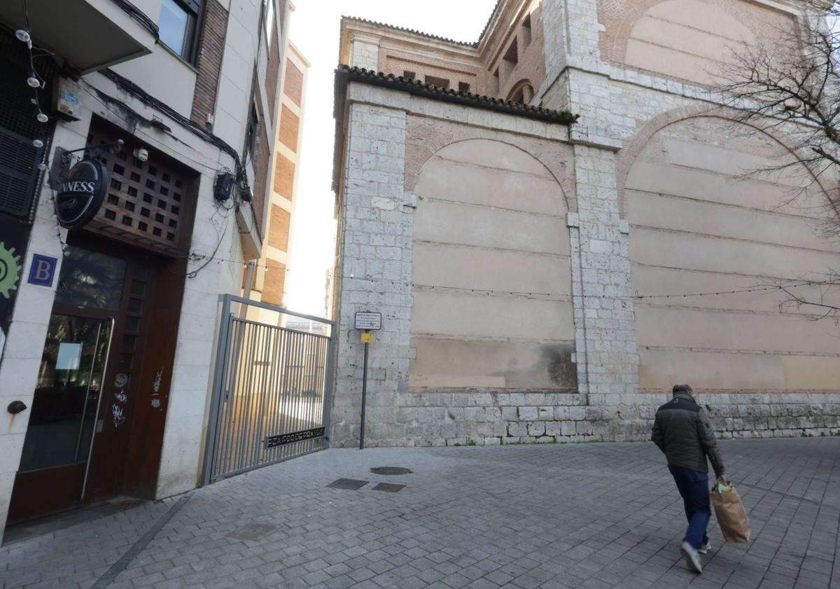 Imagen principal - Arriba, entrada a la plaza junto al Tío Molonio (este fin de semana aún cerrada). El otro acceso por Alamillos y un detalle del espacio.