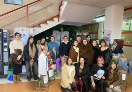 Alumnos de la Escuela Superior de Diseño que han rediseñado las prendas de segunda mano del Showroom del IES Arca Real