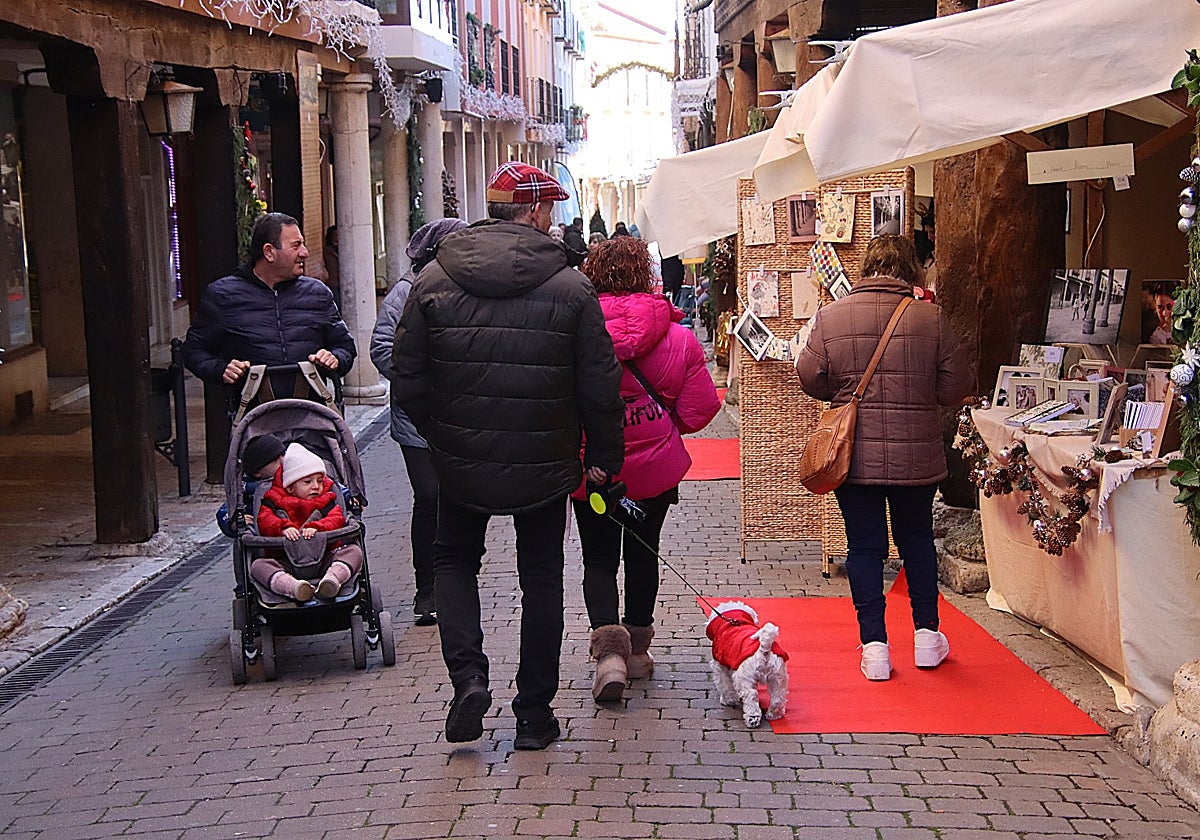 Los puestos del mercado se ubican en los centenarios soportales de la calle Mayor