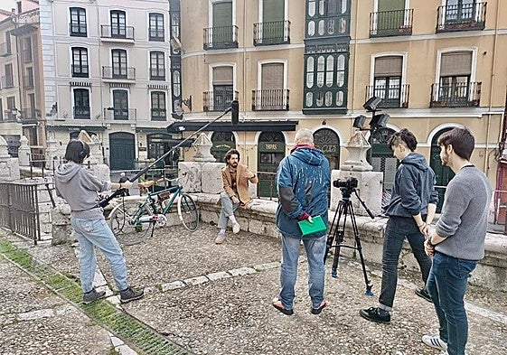 Un momento del rodaje con Fito, cantante de Siloé, frente a la fachada de la Catedral.