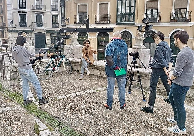 Un momento del rodaje con Fito, cantante de Siloé, frente a la fachada de la Catedral.