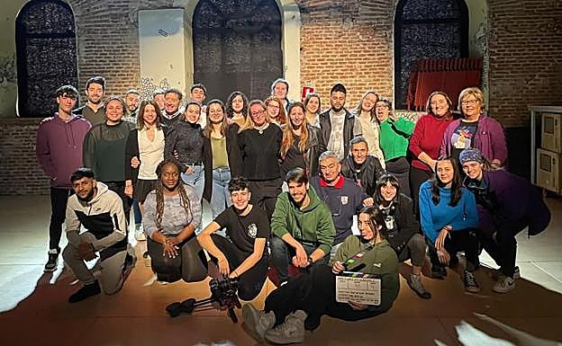 El equipo de rodaje con algunos de los protagonistas del documental.